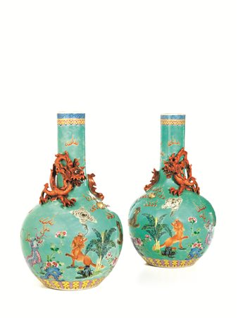 COPPIA DI VASI A BOTTIGLIA, CINA, PERIODO REPUBBLICA, SEC. XX in porcellana...