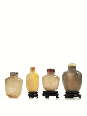 DUE SNUFF BOTTLE, CINA, SEC. XIX in agata, una alt. cm 6,5, e l'altra con le...