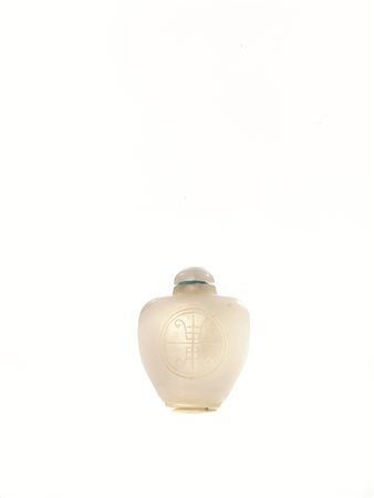 SNUFF BOTTLE, CINA, DINASTIA QING, SEC. XIX in giada bianca, intagliata sul...