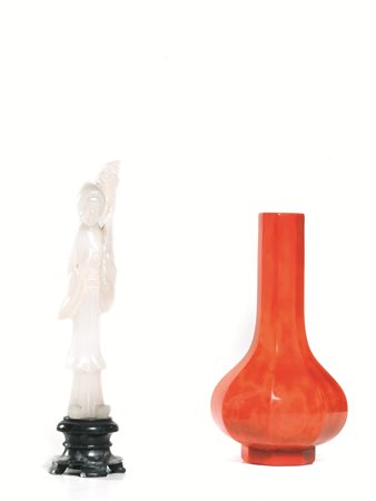 LOTTO COMPRENDENTE UNA SCULTURA E UN VASO, CINA, SEC. XX s cultura in quarzo...