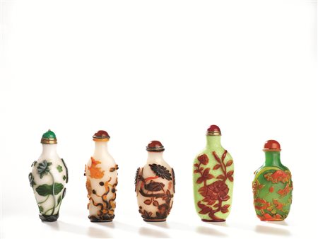 CINQUE SNUFF BOTTLES, CINA, SECC. XIX-XX in vetro incamiciato, decorate con...
