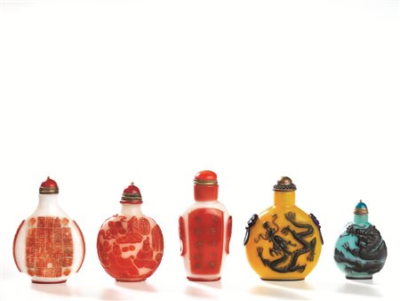CINQUE SNUFF BOTTLES, CINA, SECC. XIX-XX in vetro incamiciato, decorate con...