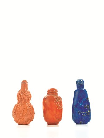 SNUFF BOTTLE, CINA, SEC. XIX in corallo, decorata con nuvole stilizzate, alt....
