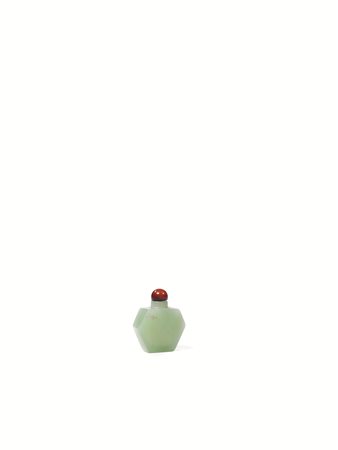 SNUFF BOTTLE, CINA, SEC. XIX in giada verde celadon, di forma esagonale, alt....