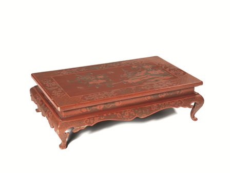 TAVOLINO, CINA, SECC. XVIII-XIX in legno laccato, decorato sul piano con...