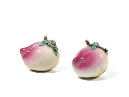 DUE PESCHE CINA DINASTIA QING DINE SEC. XIX in porcellana alt. cm 8,5 Two...