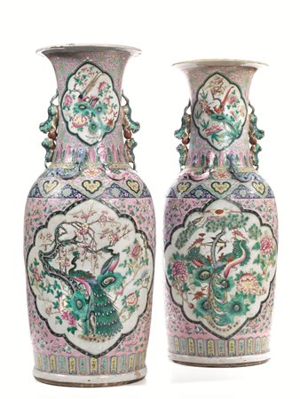DUE GRANDI VASI, CINA, SEC. XIX in porcellana policroma della famiglia rosa,...