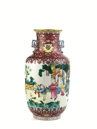 VASO, CINA, SEC. XX, PERIODO REPUBBLICA in porcellana policroma, il corpo...