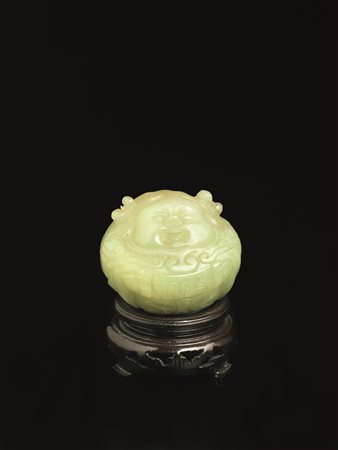 PICCOLO INTAGLIO IN GIADA CINA SEC. XIX in giada verde celadon modellato...