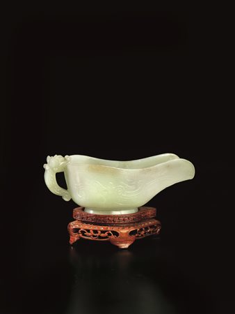 PICCOLO VERSATOIO, CINA, SEC. XIX in giada bianca, decorato con draghi...