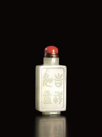 SNUFF BOTTLE, CINA, SEC. XIX in giada celadon dalla forma squadrata, decorata...