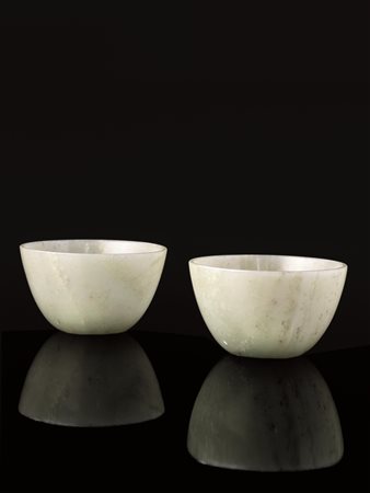 COPPIA DI PICCOLE COPPETTE, CINA, DINASTIA QING in giada verde pallido,...