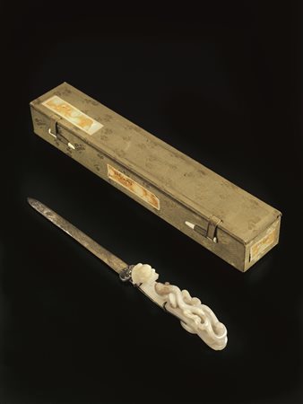 TAGLIACARTE, CINA, SEC. XIX con manico in giada verde celadon intagliato,...