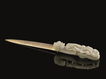 TAGLIACARTE, CINA, DINASTIA QING, SEC. XIX con presa in giada verde celadon...