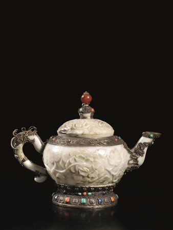 TEIERA, CINO-TIBETANA, SEC. XIX in giadeite, con base, manico, beccuccio e...