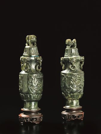 COPPIA DI VASI, CINA, SECC. XIX-XX in giada verde spinacio, decorati con...