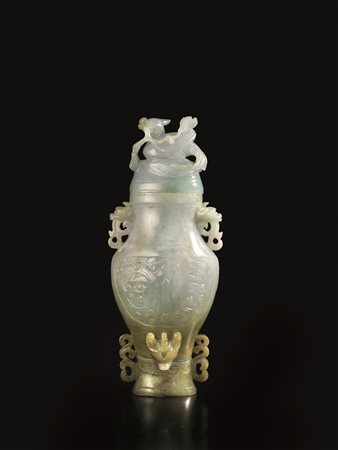VASO CON COPERCHIO, CINA, SEC. XX in giadeite, con pipistrello alla base e...