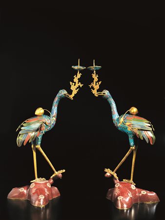 COPPIA DI GRU, CINA, INIZIO SEC. XX in metallo smaltato, poggianti su base a...