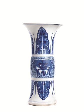 VASO &quot;GU&quot;, CINA, SEC. XVIII, PERIODO KANGXI in porcellana bianca e...