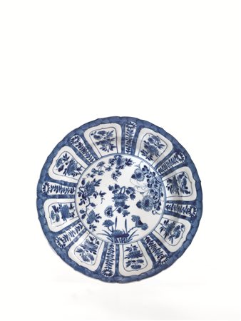 PIATTO, CINA, DINASTIA QING, MARCHIO E EPOCA KANGXI in porcellana bianca e...