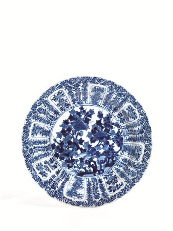 PIATTO, CINA, DINASTIA QING, EPOCA KANGXI in porcellana bianca e blu, in...