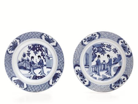 COPPIA DI PIATTI, CINA, DINASTIA QING, EPOCA E MARCHIO KANGXI in porcellana...