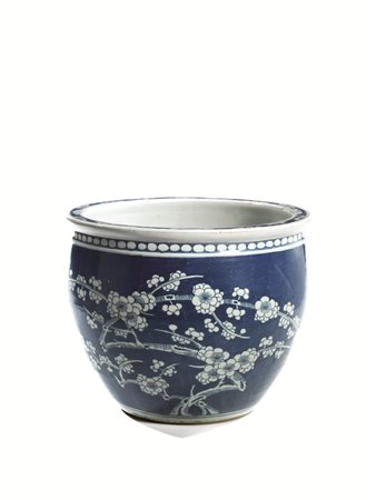 CACHEPOT, CINA, SEC. XVIII in porcellana bianca e blu, con decori di racemi...
