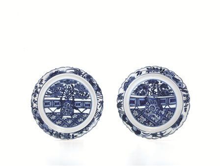 COPPIA DI PIATTI, CINA, DINASTIA MING, EPOCA WANLI in porcellana bianca e...