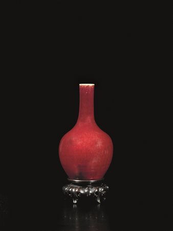 VASO, CINA, SEC. XIX in porcellana sangue di bue, in forma di bottiglia, alt....