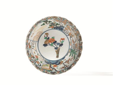 GRANDE PIATTO, GIAPPONE, SEC XVIII in porcellana policroma, decorato al...