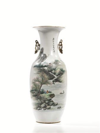 VASO, CINA, PERIODO REPUBBLICA, SEC. XX in porcellana, dal corpo globulare...