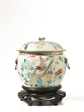 CONTENITORE CON COPERCHIO, CINA, SEC. XX in porcellana policroma, finemente...