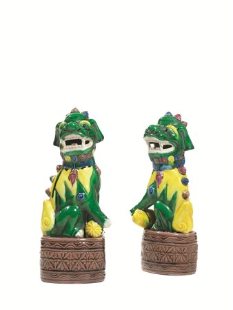 COPPIA DI CANI DI PHO, CINA, SEC. XX in porcellana policroma, alt. cm 21 (2)...