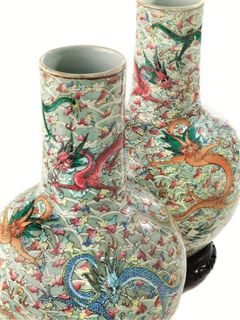 COPPIA DI VASI A BOTTIGLIA, CINA, SECC. XIX -XX in porcellana policroma della...