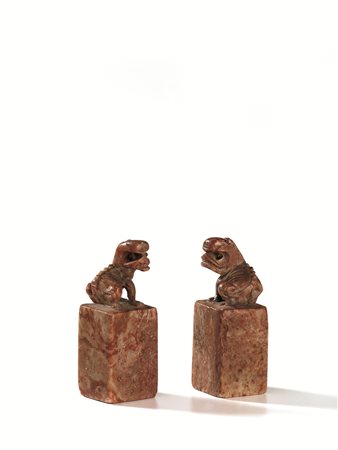 COPPIA DI SIGILLI, CINA, SEC. XX in pietra saponaria, base quadrata con cane...