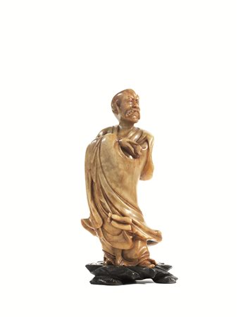 INTAGLIO, CINA, SEC. XX in pietra saponaria, raffigurante saggio con scroll...