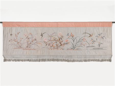 TESSUTO CINA DINASTIA QING SEC. XIX in seta ricamata a fondo beige con...