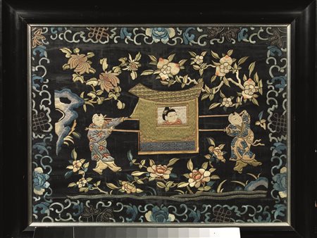 TESSUTO, CINA, SEC. XIX in seta ricamata, a fondo blu con scena di vita...