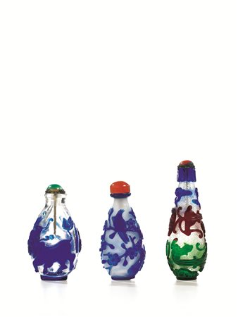 SNUFF BOTTLE, CINA, SEC. XIX in vetro incamiciato trasparente e blu, decorato...