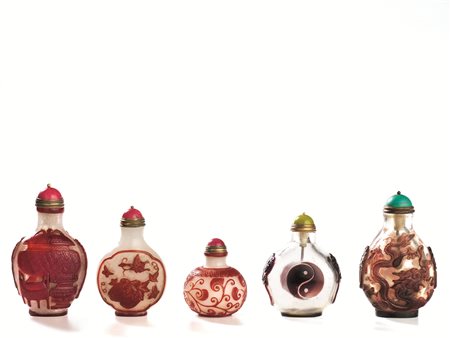 CINQUE SNUFF BOTTLES, CINA, SECC. XIX-XX in vetro a doppio strato, nei toni...