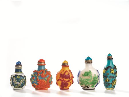 CINQUE SNUFF BOTTLES, CINA, SECC. XIX-XX in vetro multistrato di vari colori,...