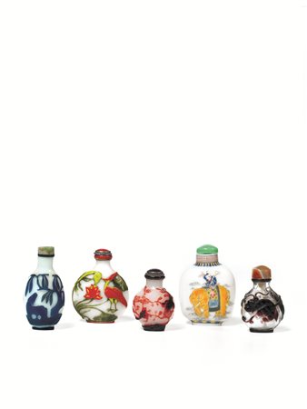 CINQUE SNUFF BOTTLES, CINA, SEC. XX in vetro bicolore a doppio strato,...
