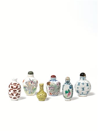 SEI SNUFF BOTTLE CINA SEC. XX in pocellana policroma forme e misure (6) Six...