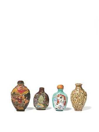 QUATTRO SNUFF BOTTLES, CINA, SEC. XX decorate con personaggi a rilievo , la...
