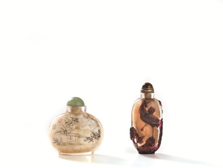 DUE SNUFF BOTTLES, CINA, SEC. XIX in vetro dipinto, una decorata con...