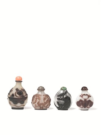 QUATTRO SNUFF BOTTLES, CINA, SEC. XX in vetro a doppio strato , decor ate con...