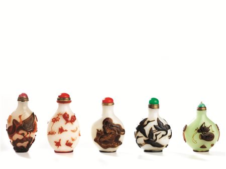 CINQUE SNUFF BOTTLES, CINA, SECC. XIX-XX in vetro incamiciato, con decori di...