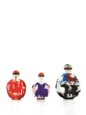 SNUFF BOTTLE, CINA, SEC. XIX in vetro multistrato, decorata con cavalli e...