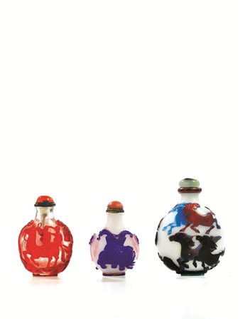 SNUFF BOTTLE, CINA, SEC. XIX in vetro multistrato a pi&ugrave; colori,...