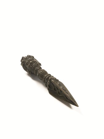 PUGNALE RITUALE TIBETANO, SEC. XIX in bronzo, con manico modellato a forma di...